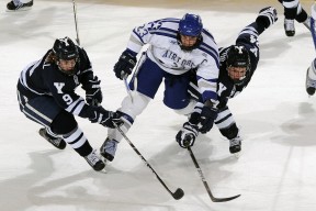 爱游戏app注册-英超冠军悬念：排兵布阵，胜负只在一线之间！，英超列届冠军