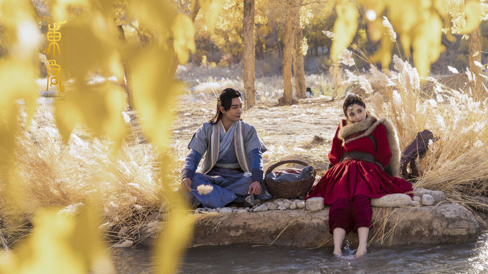 球迷为主队加油打气自制应援物成为现场最亮眼的存在，打球应援口号